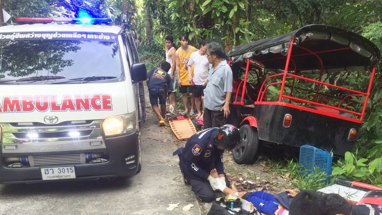 ตุ๊กๆเกาะช้างซิ่งลงเขา พุ่งชนต้นไม้ข้างทาง ดับ 1 เจ็บระนาว 5 ราย
