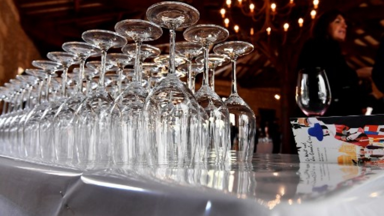 ลูกค้าสั่งไวน์ขวดละหมื่น ได้ขวดแพง 1.5 แสนบาทเฉย แถมดื่มไม่รู้เรื่อง