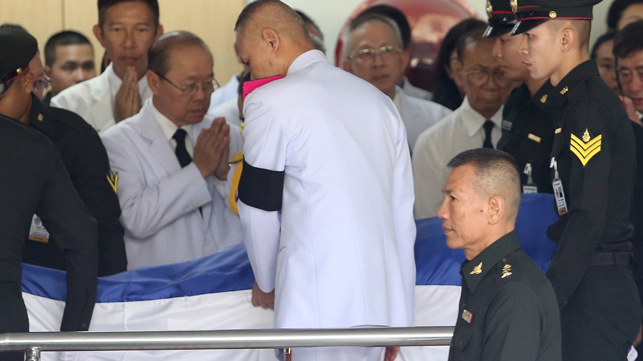 ธงชาติคลุมร่าง เทิดเกียรติ "พล.อ.เปรม" เคลื่อนไปวัดเบญจมบพิตรฯ
