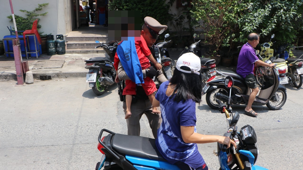 พ่อแม่ไปทำงาน น้องชายวัย 4 ขวบ หลงออกจากบ้านตามหาพี่สาว หวิดโดนรถชน