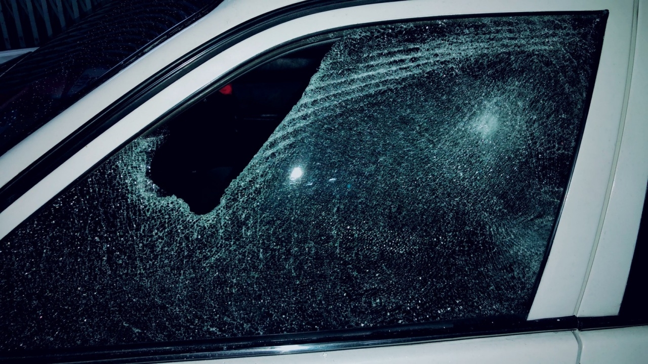 อ้างเก๋งดำจอดหน้าบ้านคนอื่น แต่ออกไม่ได้ คว้าไม้ทุบรถเจ้าของบ้านแตก