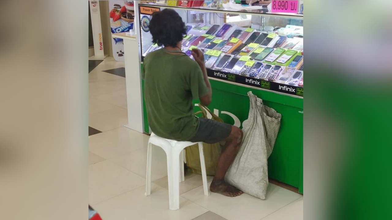 อย่ามองคนที่ภายนอก หนุ่มแต่งตัวมอซอ หอบแบงก์ 20 ปึกใหญ่ซื้อมือถือ