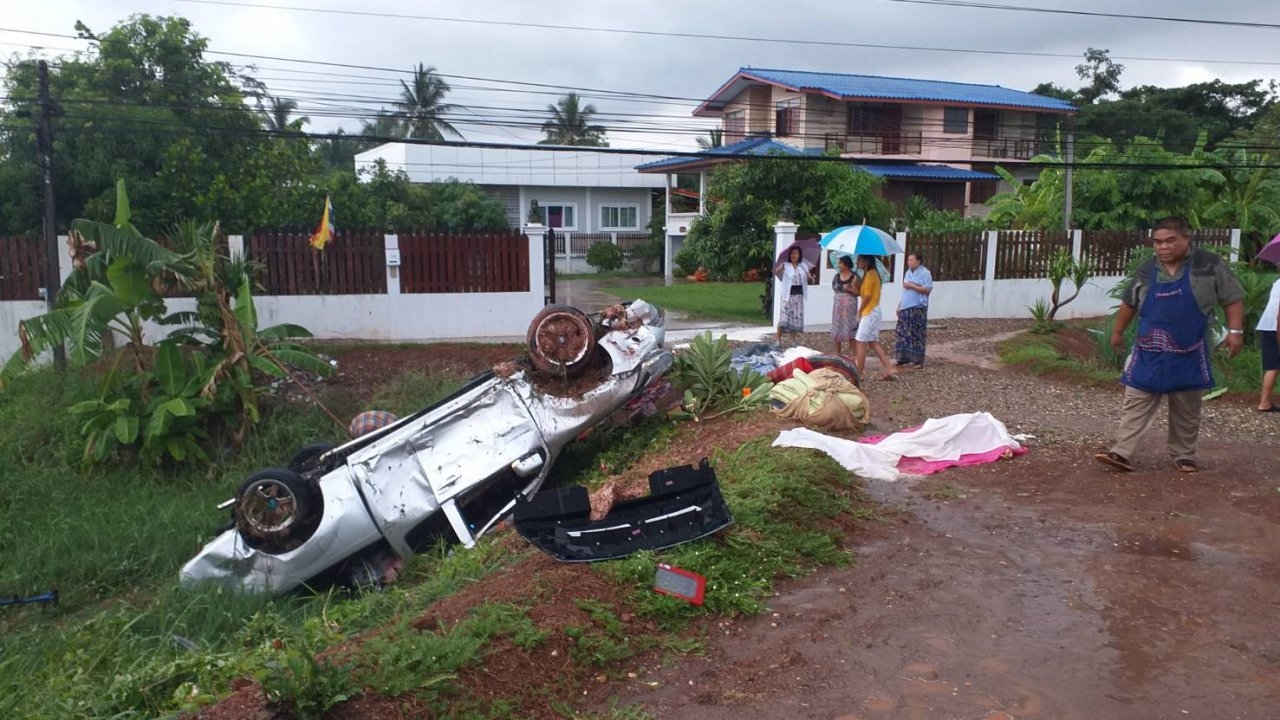 หนองคายฝนตกถนนลื่น กระบะคว่ำที่โพนพิสัย แม่ตายลูกเจ็บ