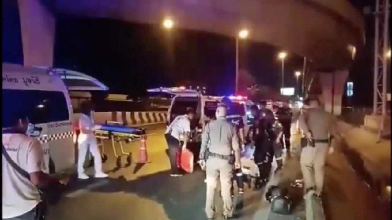 หนุ่มขี่ จยย.ไปตามจีพีเอส พุ่งชนขอบปูนสะพานกลับรถ ร่างปลิวตกพื้นสาหัส