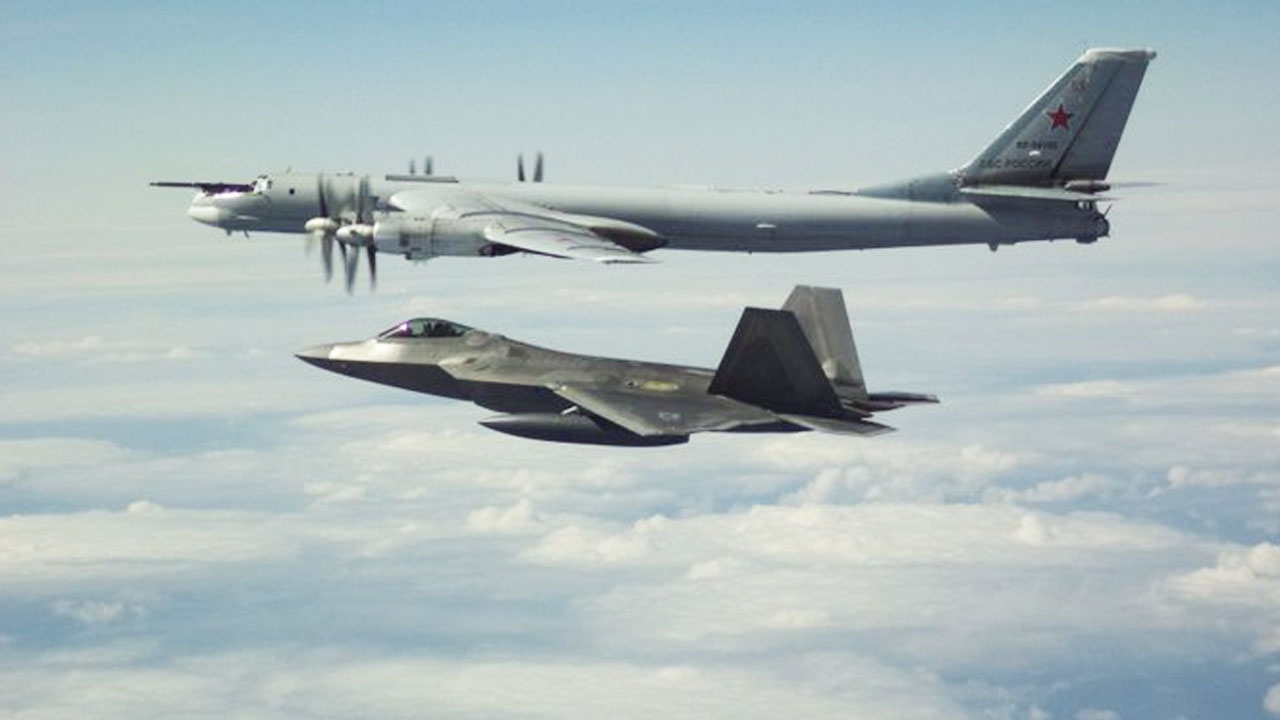 เอฟ-22 สหรัฐฯ สกัดเครื่องบินทิ้งระเบิดรัสเซียบินประชิดอะแลสกา2รอบใน2วัน