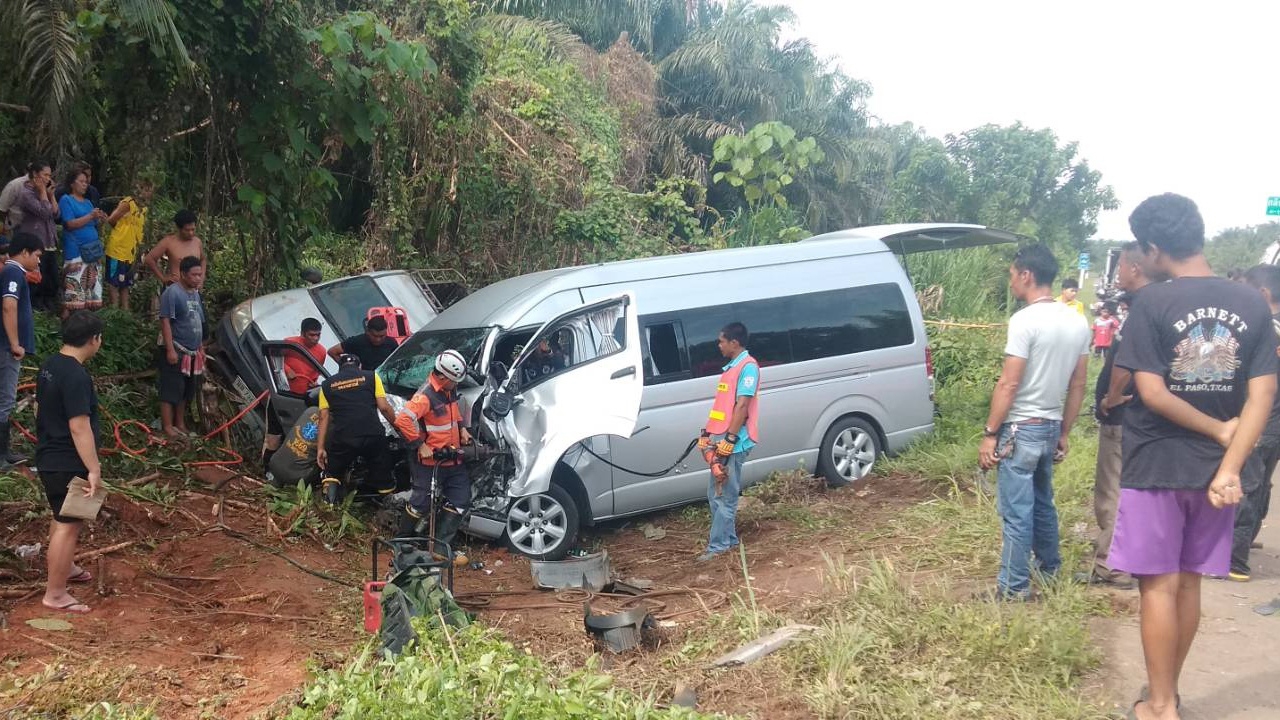 รถตู้วง "โปเตโต้" เสียหลักชนท้ายกระบะ ที่กระบี่ ตกคูน้ำ เจ็บ 2 ราย