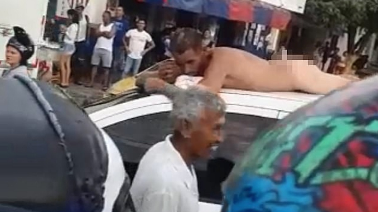 ทำคนขำกลิ้ง หนุ่มโคลอมเบีย ยอมเปลือยล่อนจ้อนบนหลังรถ แลกเมียให้อภัย (คลิป)