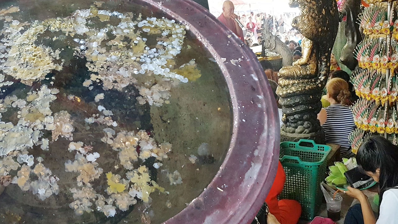คนแห่ร่วมพิธีเปิดขุมทรัพย์รับโชค วัดสว่างอารมณ์ ส่องอ่างน้ำมนต์ เลขเด็ดโผล่