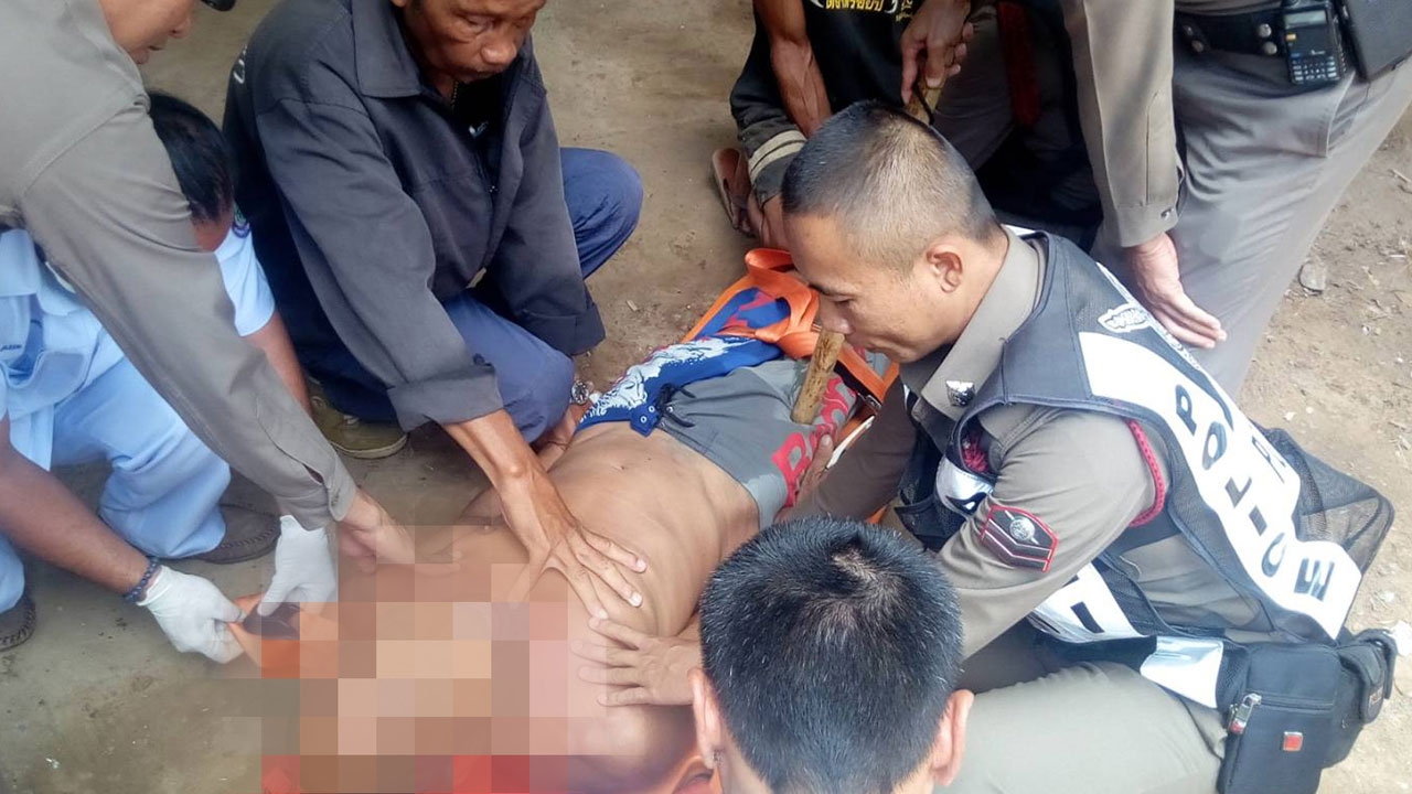 หนุ่มใหญ่คลั่ง แก้ผ้าเดินทั่วหมู่บ้าน ขอมีเพศสัมพันธ์กับสาว