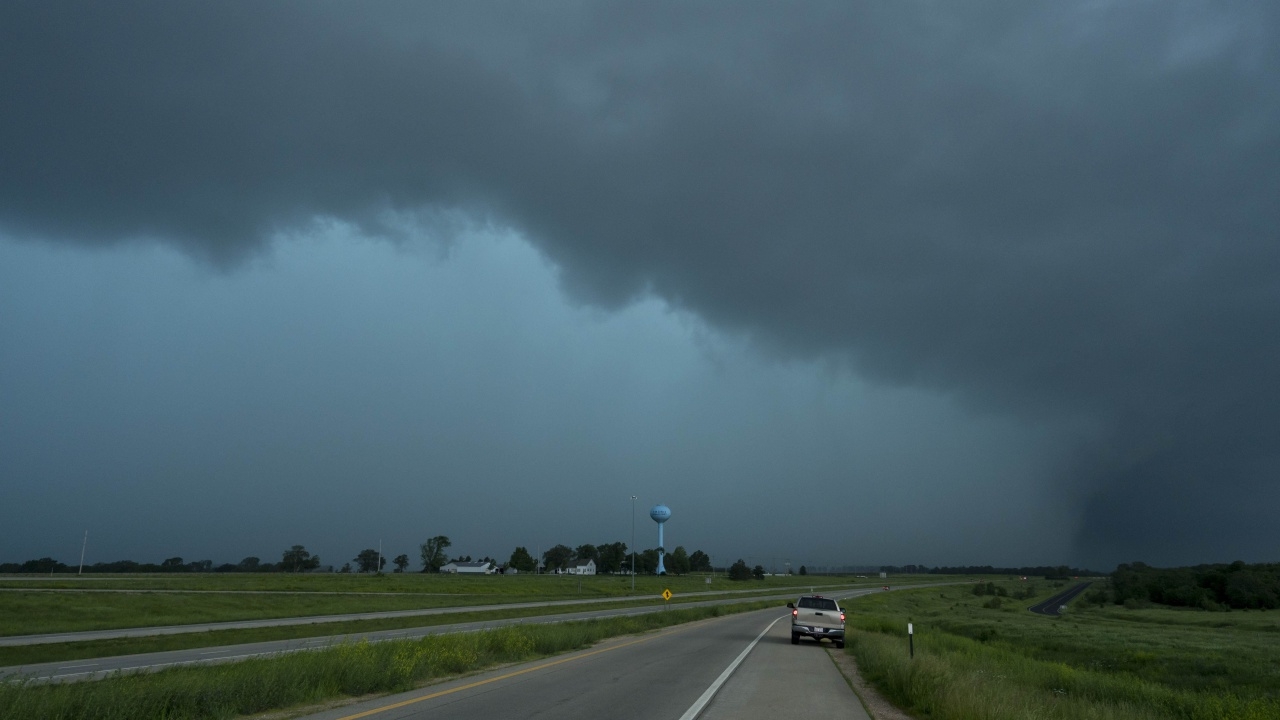 มะกันสยอง ทอร์นาโดถล่มไม่หยุด วันเดียวกว่า 50 ลูก ชายชราดับอีก 1