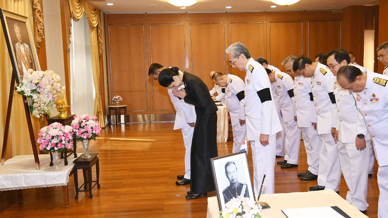 นายกฯ และภริยา นำ ครม. ลงนามไว้อาลัย "พล.อ.เปรม"