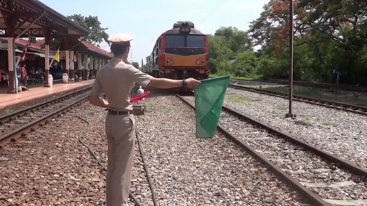 นาทีระทึก นายสถานีรถไฟราชบุรี วิ่งไม่คิดชีวิต ช่วยชายสูงวัยรอดถูกรถไฟชน (คลิป)