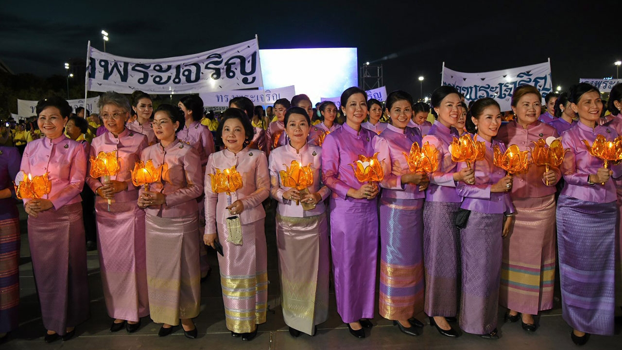 ทรงพระเจริญก้อง พระบรมราชินี ทั่วประเทศจุดเทียนชัย ร่วมถวายพระพรชัย