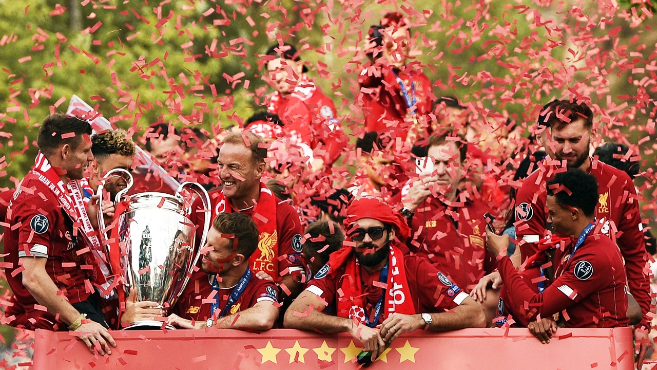 โคตรคลั่ง ประมวลภาพลิเวอร์พูลแห่เจ้ายุโรปสมัย 6 สาวกปีนหลังคาฉลอง