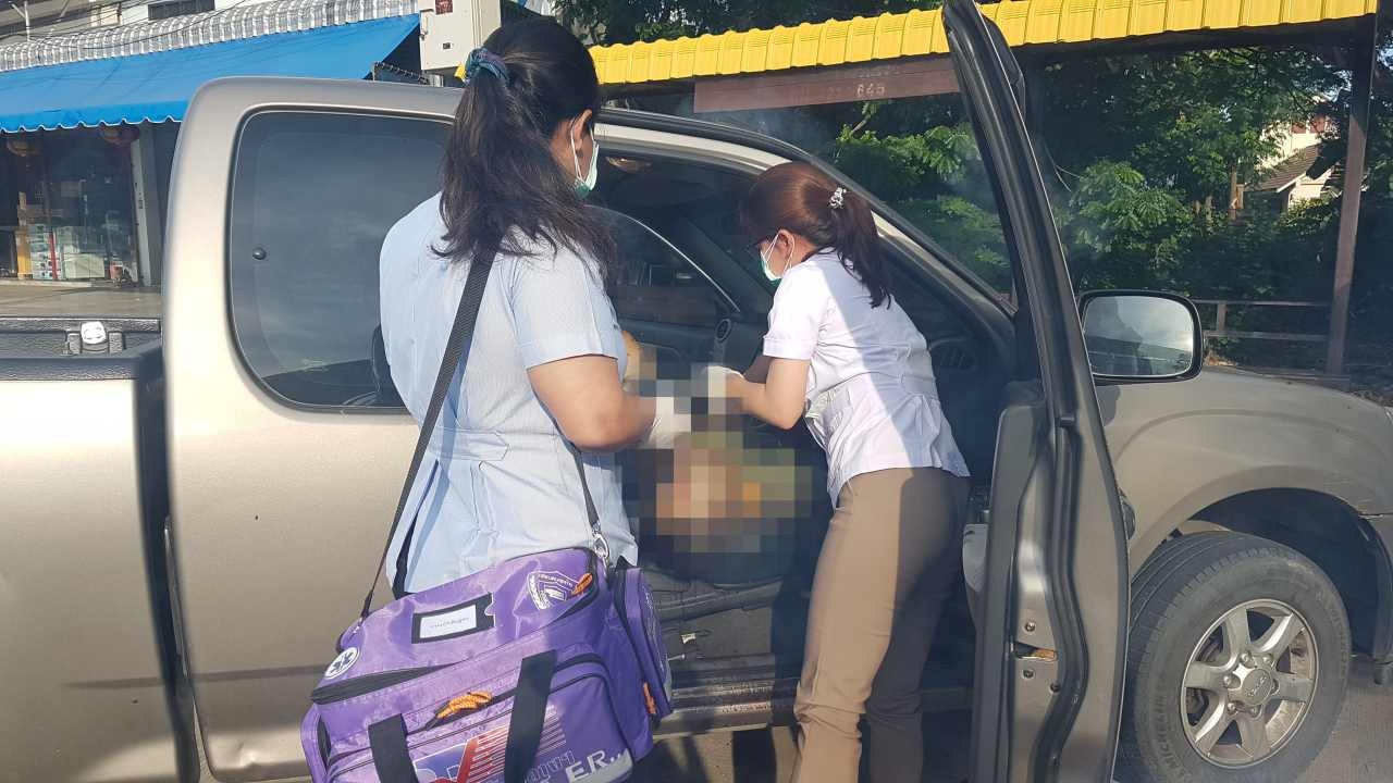 ศพในรถ ขรก.วัย 60 จอดปิกอัพหน้าร้านก๋วยเตี๋ยว 3 วันขึ้นอืด 