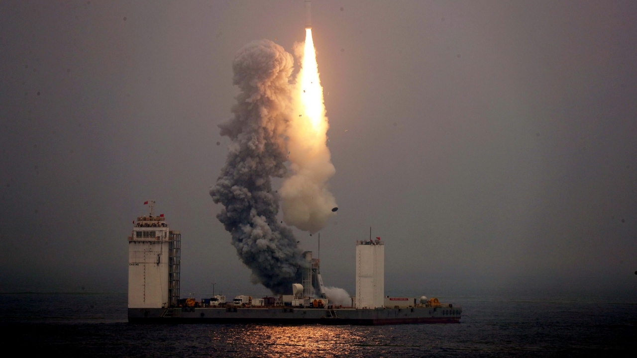 เปิดนาที จีนยิงจรวด ลองมาร์ช 11 ขนส่งดาวเทียม จากเรือสำเร็จครั้งแรก (คลิป)