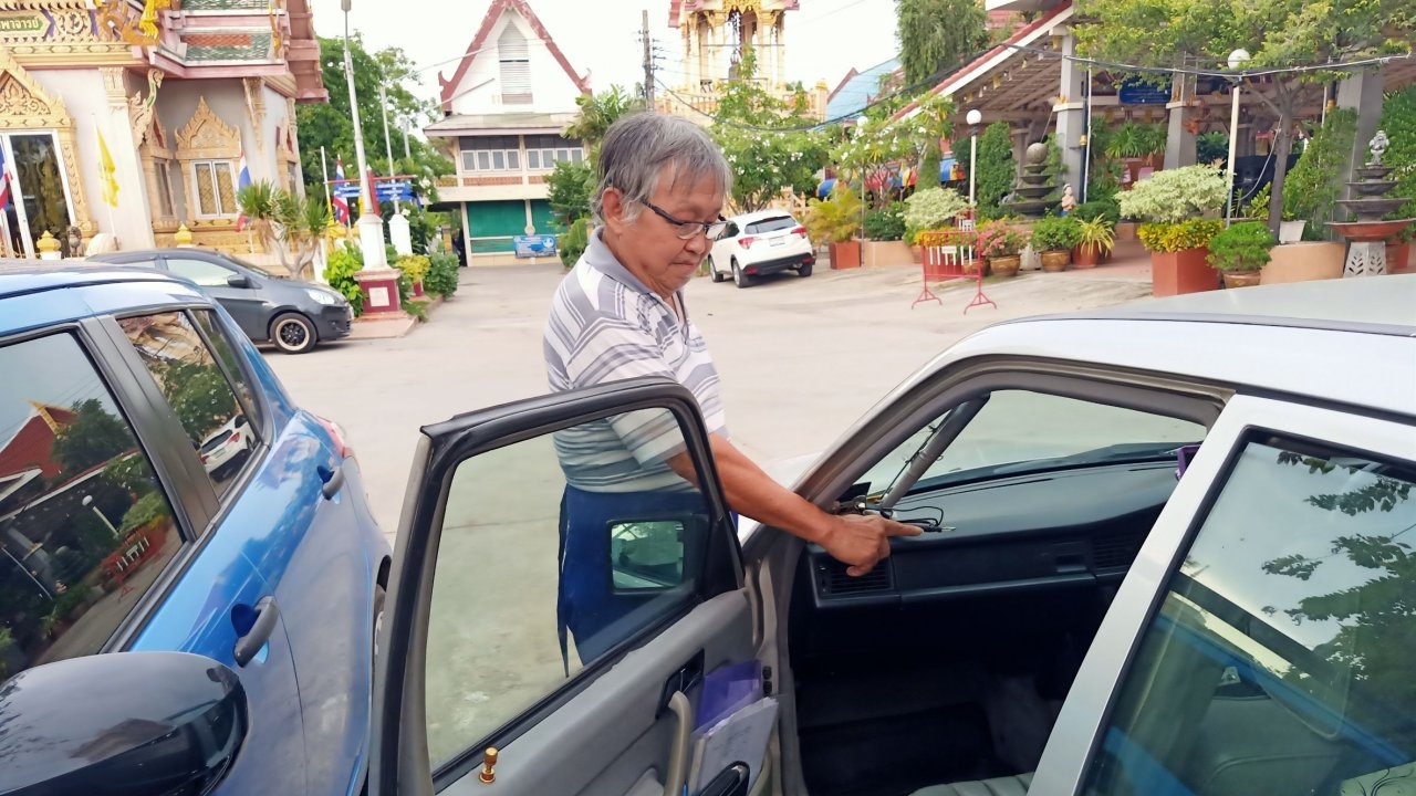 โจรแสบขี่จักรยาน ตระเวนงัดรถชาวบ้าน ที่จอดในวัดกลางย่านพระประแดง 