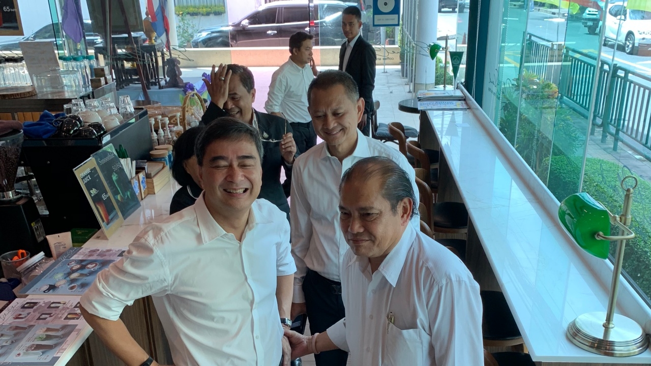 "มาร์ค"แวะ อำลาพรรค คนปชป.ต่างร่ำไห้ เพื่อนปลอบใจ ชวน ถกสภากาแฟพรรค