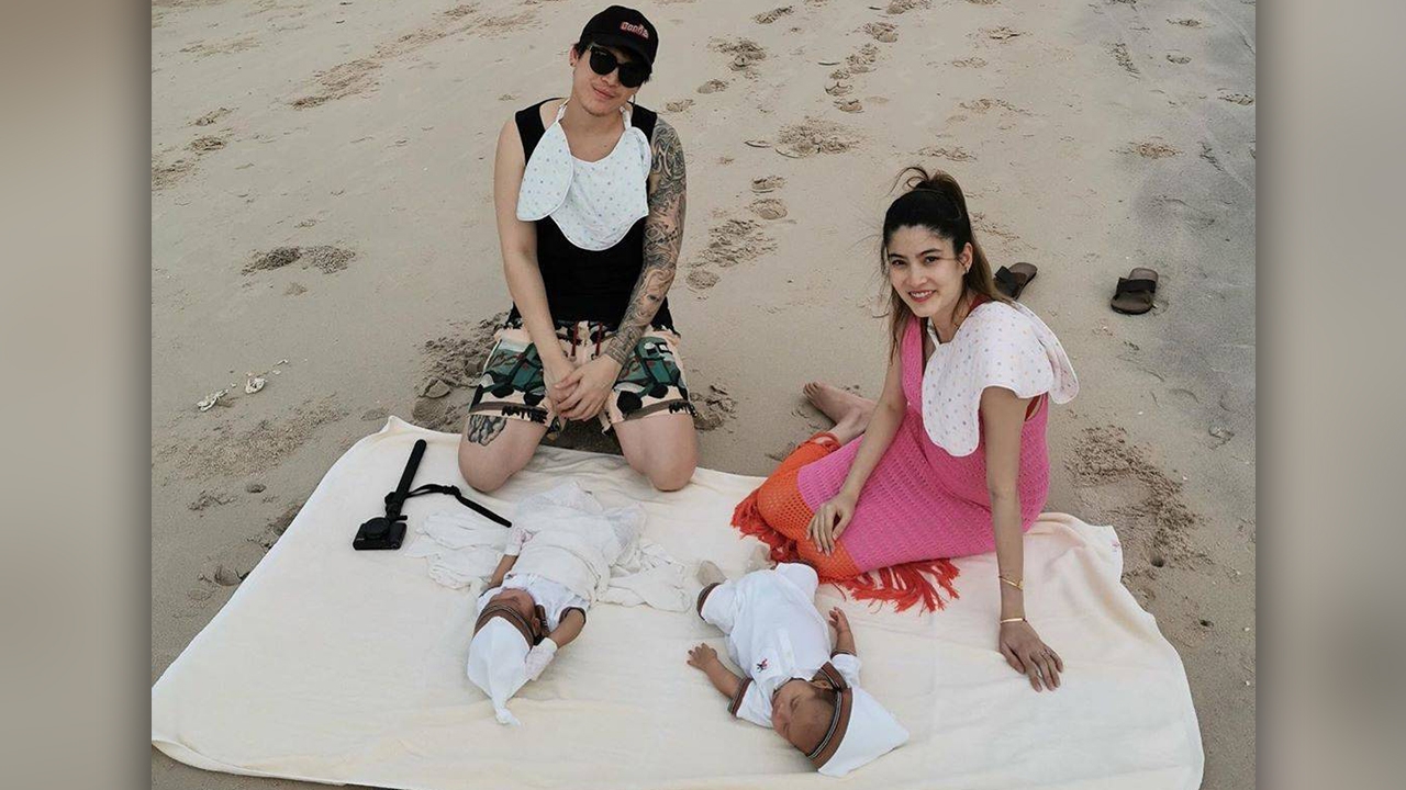 ชมภาพน่ารัก ป๊อก-มาร์กี้ พาลูกแฝด มีก้า-มีญ่า เที่ยวทะเลชิลๆ
