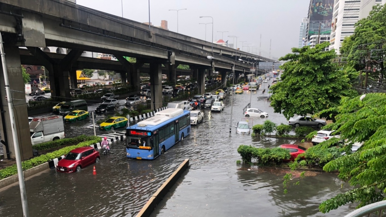 ฝนถล่มกรุงแค่ 2 ชม. โลกโซเชียลแห่แชร์ภาพถนนจมบาดาล ติดแฮชแท็กน้ำท่วม