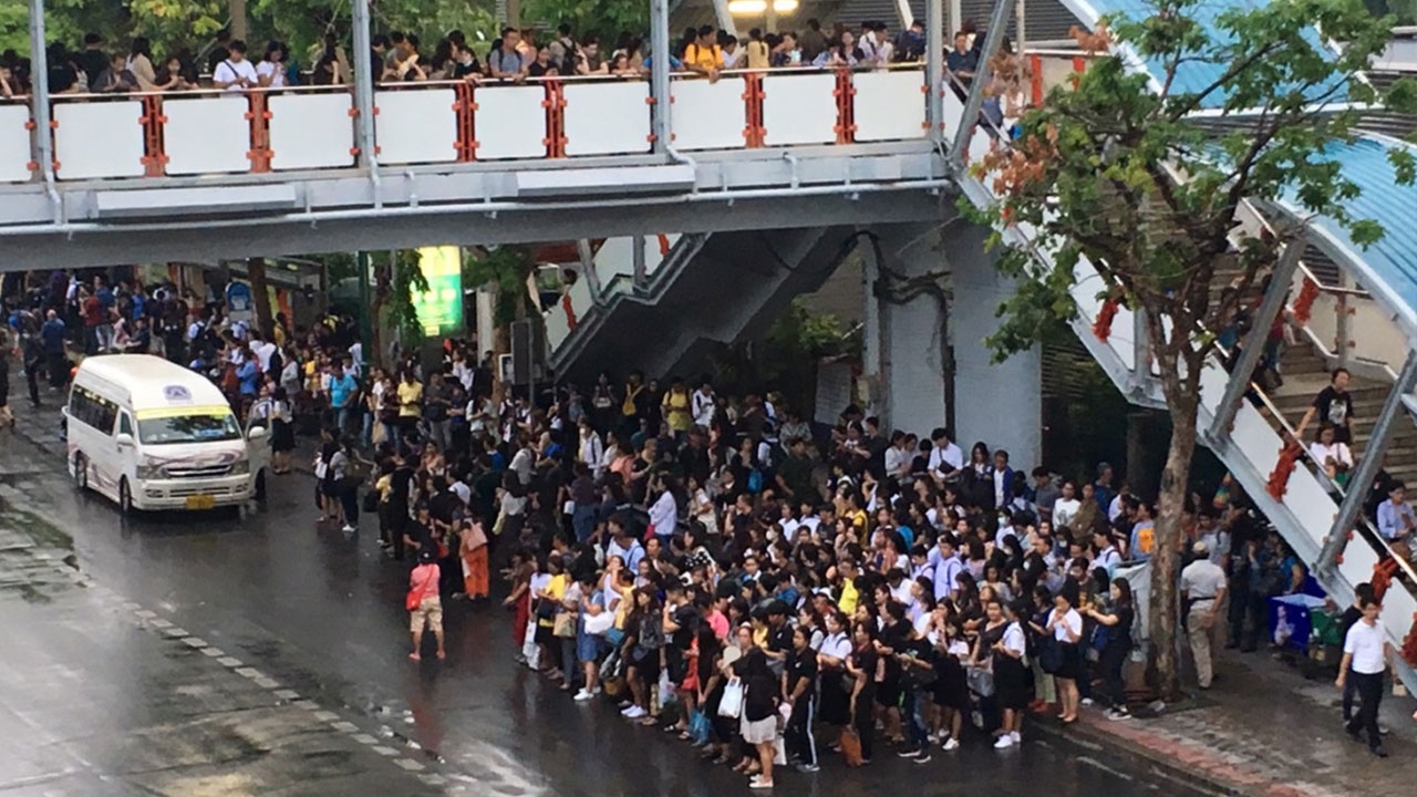 ฝนตกน้ำท่วม รถเมล์-รถตู้ ขาดระยะ หน้าจตุจักรหางแถวยาว ขึ้นบนสกายวอล์ก