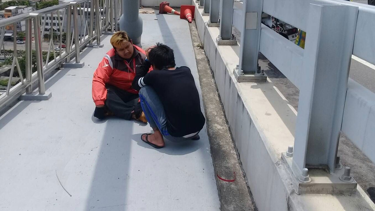 หนุ่มน้อยใจครอบครัว กีดกันอดีตภรรยาเข้าบ้าน โดดสะพานภูมิพลฆ่าตัวตาย