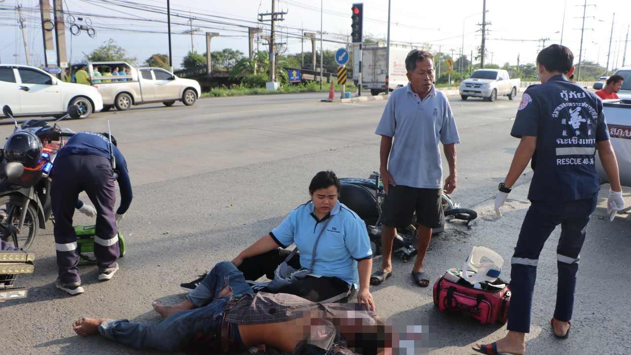 ผัวพาเมียซิ่ง ฝ่าไฟเหลือง ชนรถตู้หวิดดับทั้งคู่