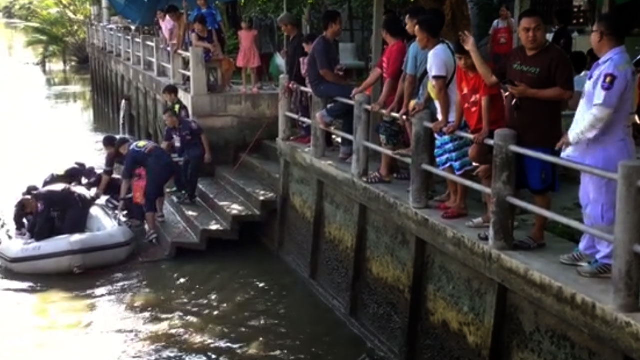 พบศพชายนิรนาม ลอยอืดเปลือยกายท่อนล่าง ในคลองโพงพาง ที่อัมพวา 