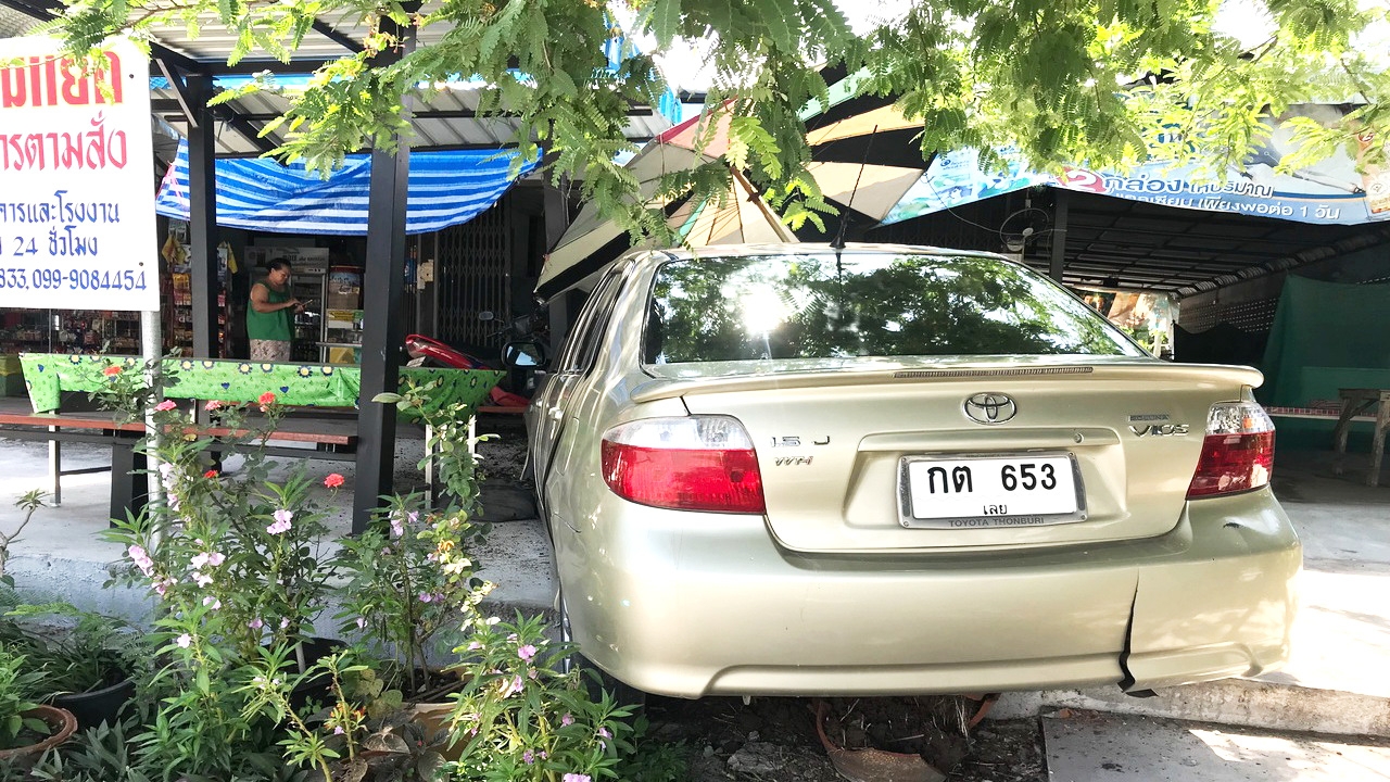 พระสงฆ์ควบเก๋งมองไม่เห็นสามแยก เบรกไม่ทัน ลงร่องน้ำรถเหินชนร้านเตี๋ยว