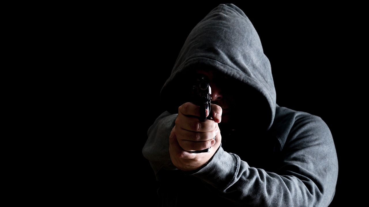 รักฝังลึก หนุ่มซุ่มรอเวลาดักยิงอดีตแฟนสาว พร้อมคนรักใหม่ ดับ 1 เจ็บ 1