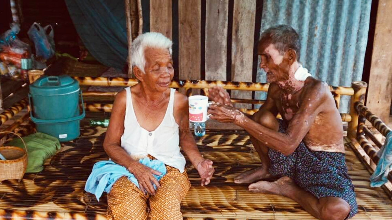 วอนช่วยตายายป่วยยากจน อาศัยกระท่อมผุพัง บางคืนต้องนอนตากฝนยันเช้า