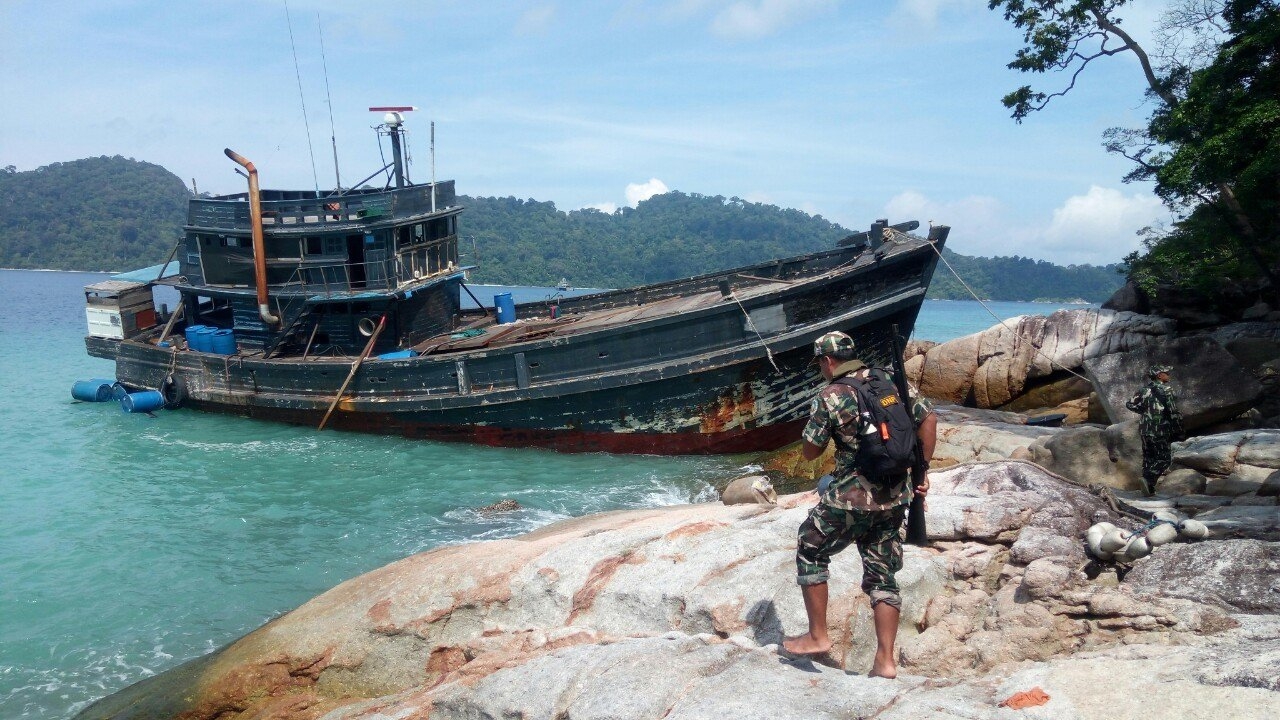 เรือขนผู้อพยพโรฮีนจา 65 คนไปมาเลย์ ถูกคลื่นซัดพัง เกยตื้นที่เกาะราวี 