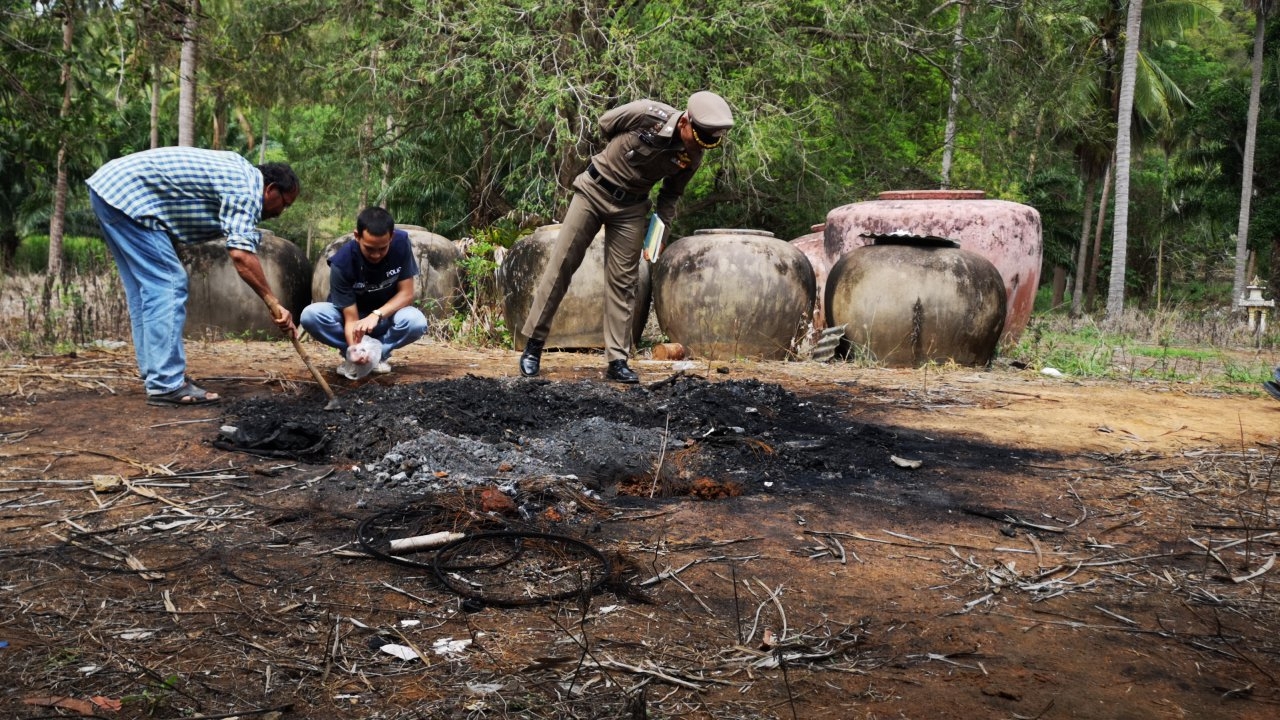 ป้าเดินดูสวน ช็อกเจอกระดูกคนถูกเผานั่งยาง ในสวนมะพร้าวทับสะแก  