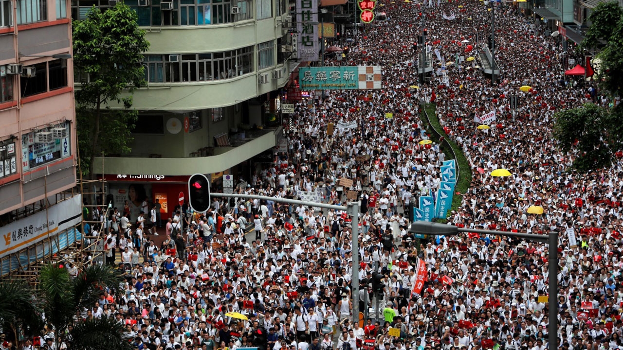 ชาวฮ่องกงนับล้านแสดงพลัง เดินขบวนต้าน ก.ม.ส่งผู้ร้ายข้ามแดนไปจีน