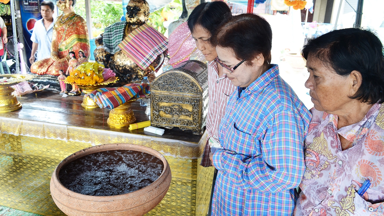 มาแล้ว เลขอ่างน้ำมนต์ "พ่อขุนช้างมหาเศรษฐี" คอหวยแห่ส่องแน่นวัดไผ่แขก