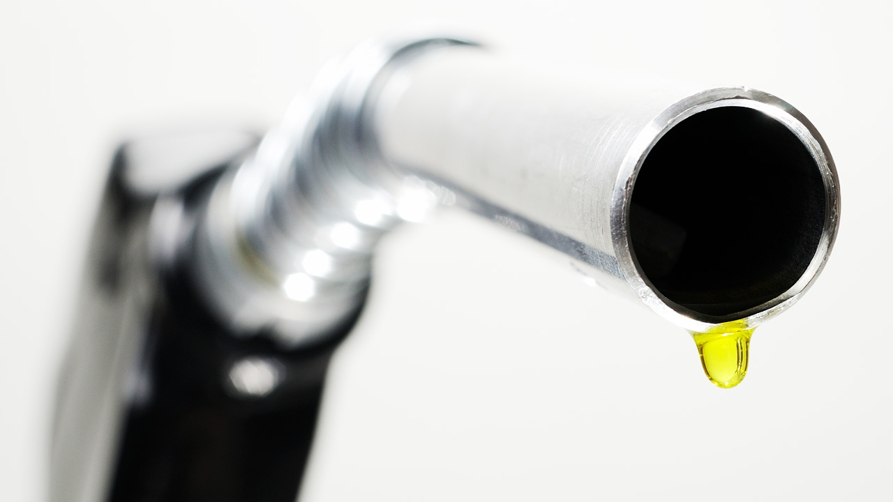 ยิ้มรับวันหยุดยาว ปตท. บางจาก ประกาศปรับลดราคา "น้ำมัน" ทุกชนิด