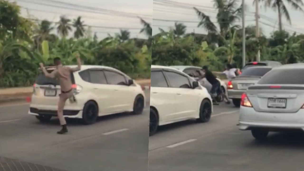 โมโหอะไรกัน หนุ่มชุดกากีบีบแตรยาว วิ่งไปเตะรถแจ๊ซ ก่อนซัดกันนัว (คลิป)