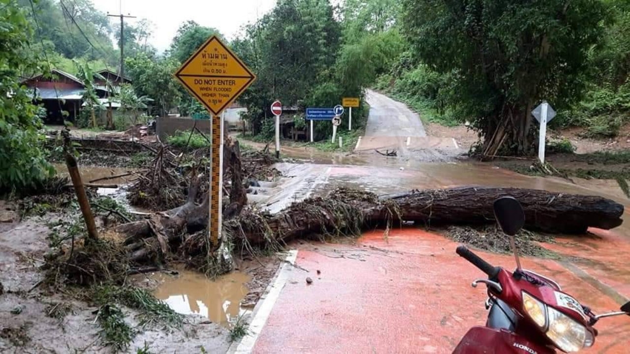 น้ำป่าพัดท่อนไม้ขวางถนน เข้าหมู่บ้านกะเหรี่ยงคอยาวห้วยเสือเฒ่า