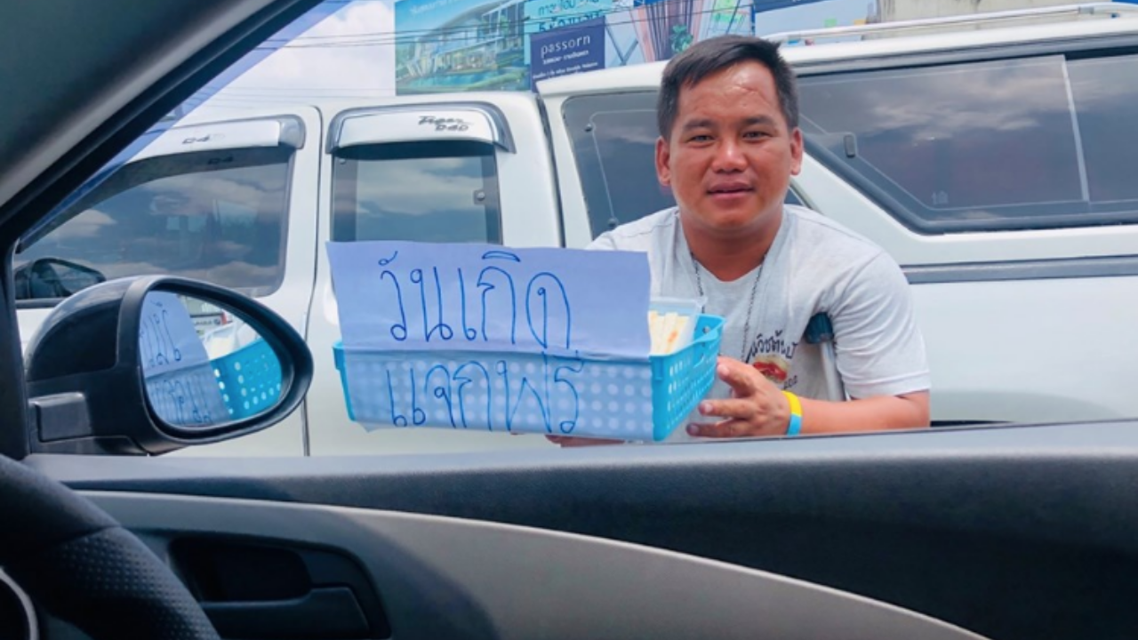 ต้นทุนไม่เท่ากัน แต่น้ำใจเหลือล้น ชายพิการ เดินแจกแซนด์วิชฟรีวันเกิด