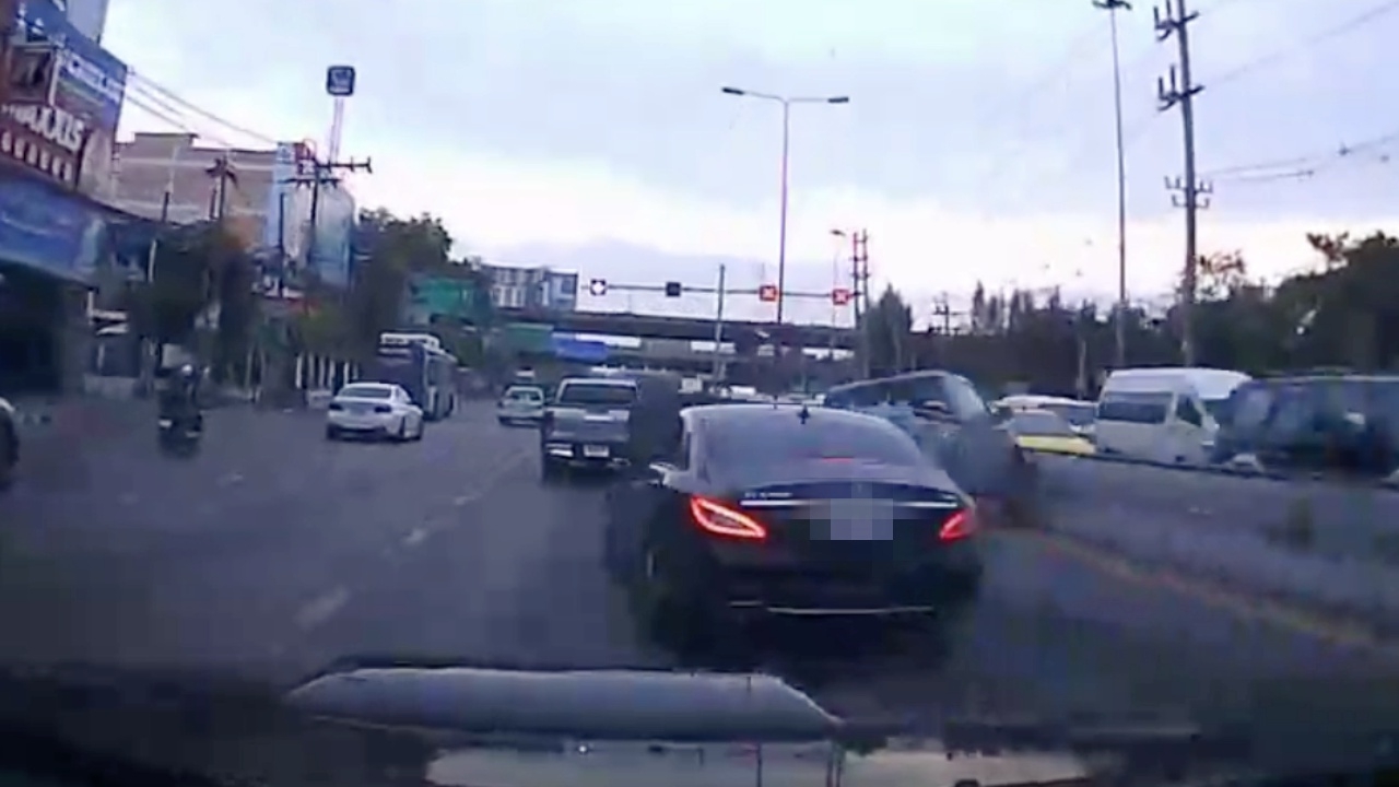 ตร.จ่อเรียกหนุ่มเบนซ์ซิ่งชนกระบะ รับทราบข้อกล่าวหา หลังอาการดีขึ้น