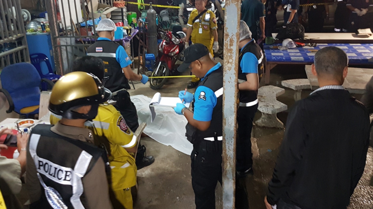 ผู้รับเหมาปืนดุโดนเพื่อนรับเหมาด่า ทนไม่ไหวชักปืนยิงหมดแม็กก่อนหลบหนี