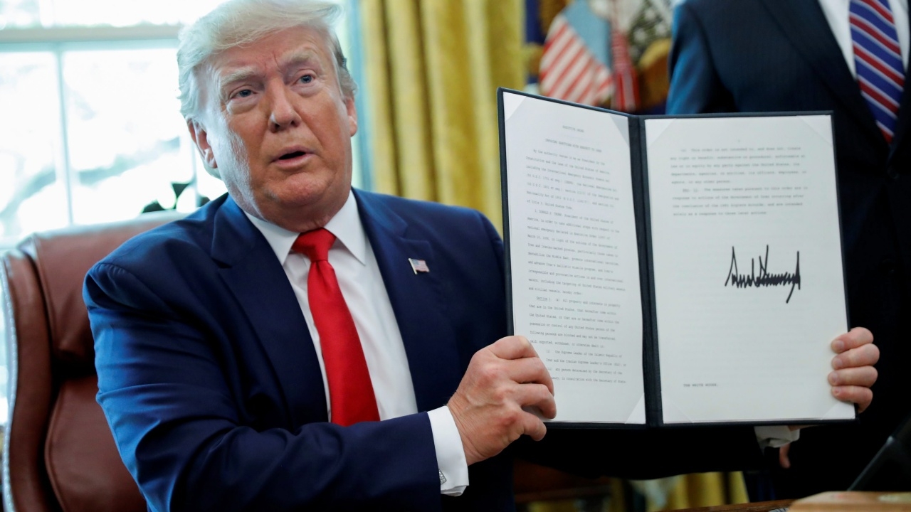 ทรัมป์ลงนามคำสั่ง คว่ำบาตรอิหร่านรอบใหม่ มุ่งเป้าผู้นำสูงสุด “คาเมเนอี”