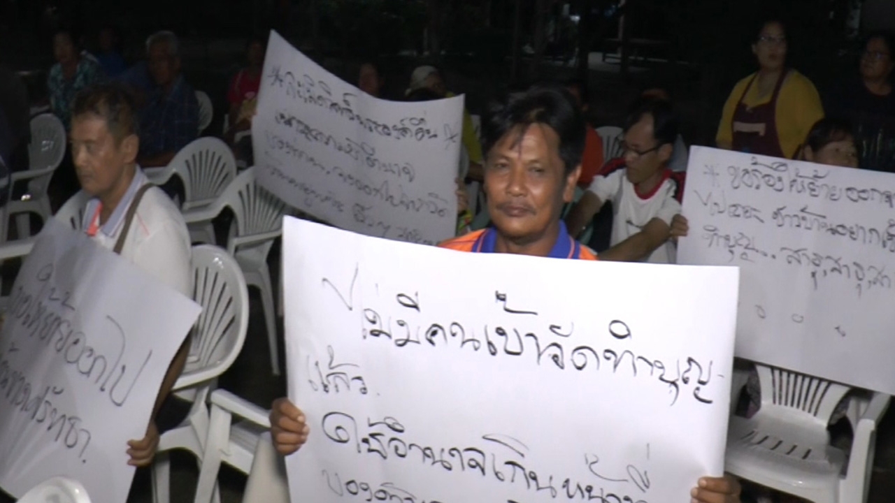 ชาวบ้านชูป้าย จุดประทัดไล่เจ้าอาวาส หลังพบบริหารไม่โปร่งใส 