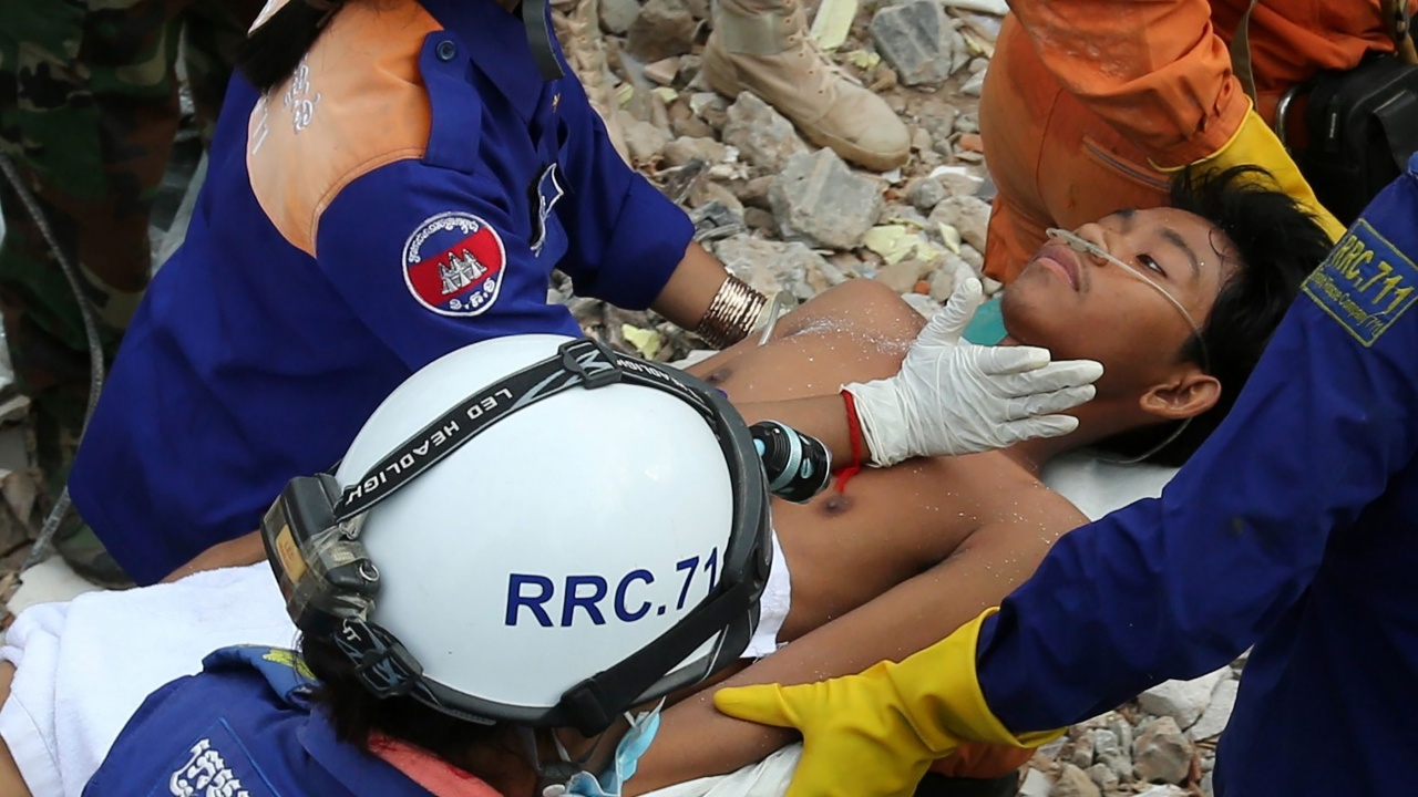2 หนุ่มกัมพูชารอดปาฏิหาริย์ ถูกฝังใต้ซากตึกถล่ม 2 วัน ยอดดับพุ่ง 28 ศพ