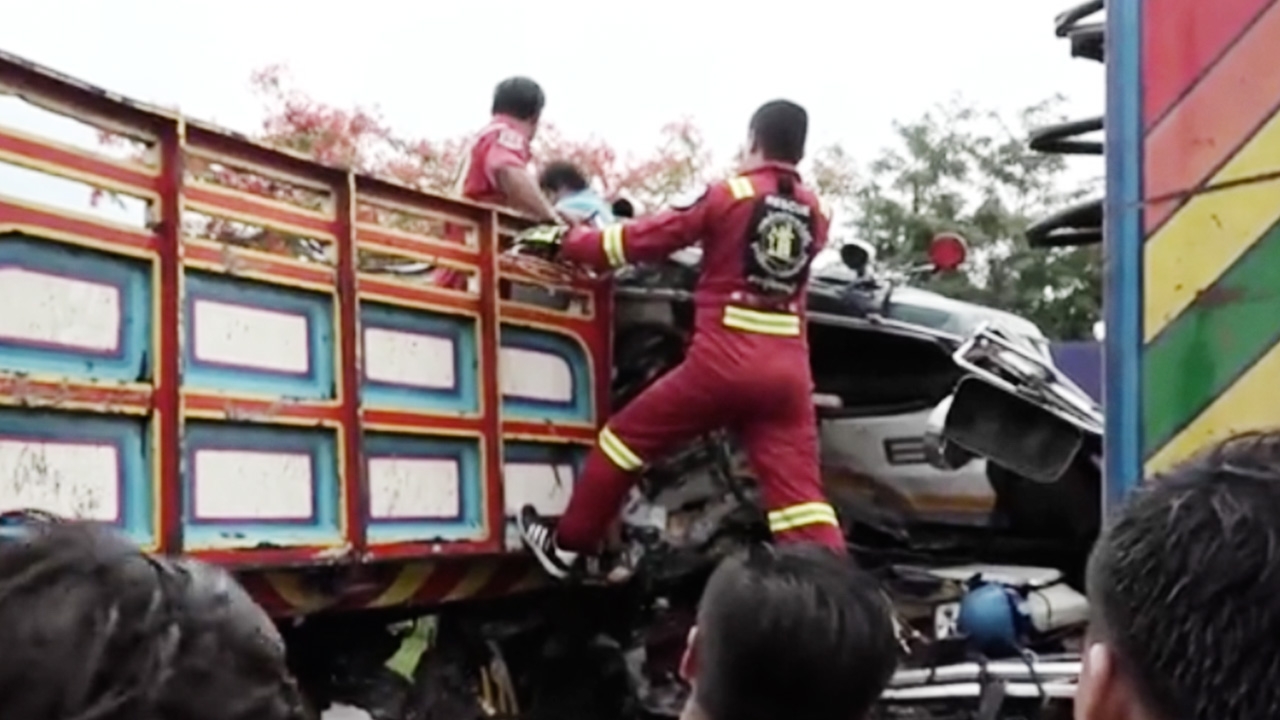 18ล้อฝ่าฝนเบรกกะทันหัน พ่วงท้ายสะบัดใส่สิบล้อที่สวนมา อัดคนขับตายคาที่