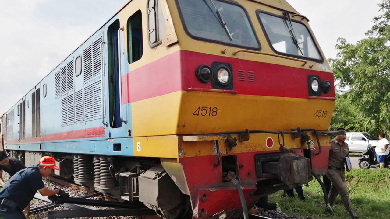 เสี้ยววิอาจตายได้ พลเมืองดีหลบรถไฟทัน หลังลงไปช่วยเก็บเหล็กออกจากราง (คลิป)
