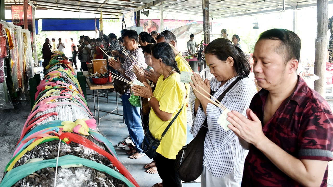 ตะเคียนสมัย ร.5 ให้โชคพ่อค้าส้มตำ 6 งวดติด ไม่พลาดบอก "เลขเด็ด" ลุ้นหวย