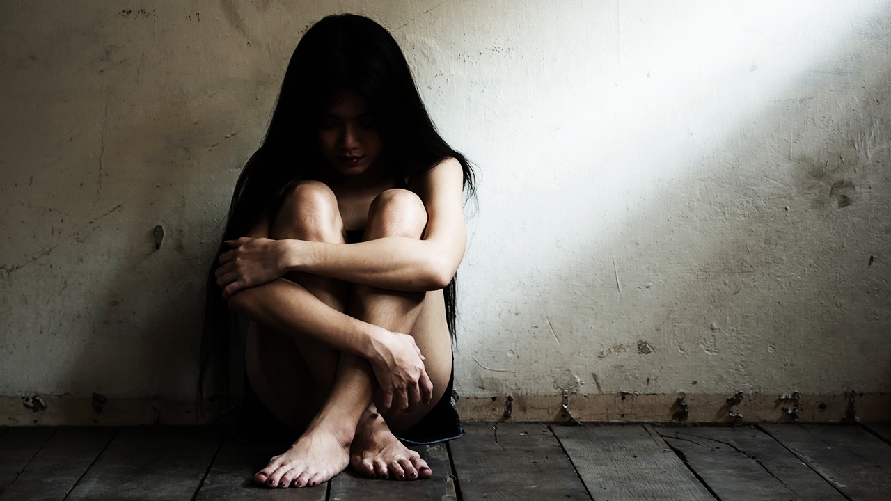 เด็กหญิงวัย 15 กำพร้าพ่อ โดนแม่เล้ารุมตบ จับแก้ผ้าบังคับขายตัว