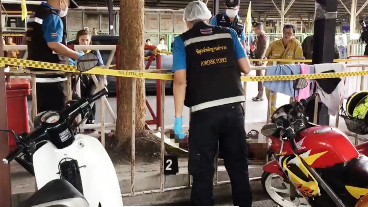 ฆ่าปาดคอ ลุงเร่ร่อนขณะหลับ ตายคาลานจอดรถ สถานีรถไฟหัวลำโพง