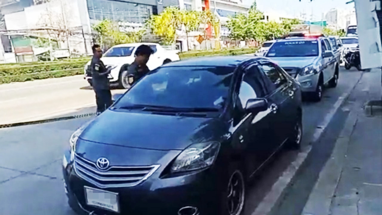 หนุ่มวัย 40 เป็นศพอยู่ในรถ จอดอยู่ริมถนนมาแล้ว 20 วันไม่มีใครเห็น